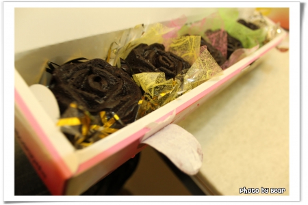 【愛分享】「近野田 生巧捲鋪．濃濃巧克力之生巧捲大戰彩色繽紛玫瑰布朗尼」