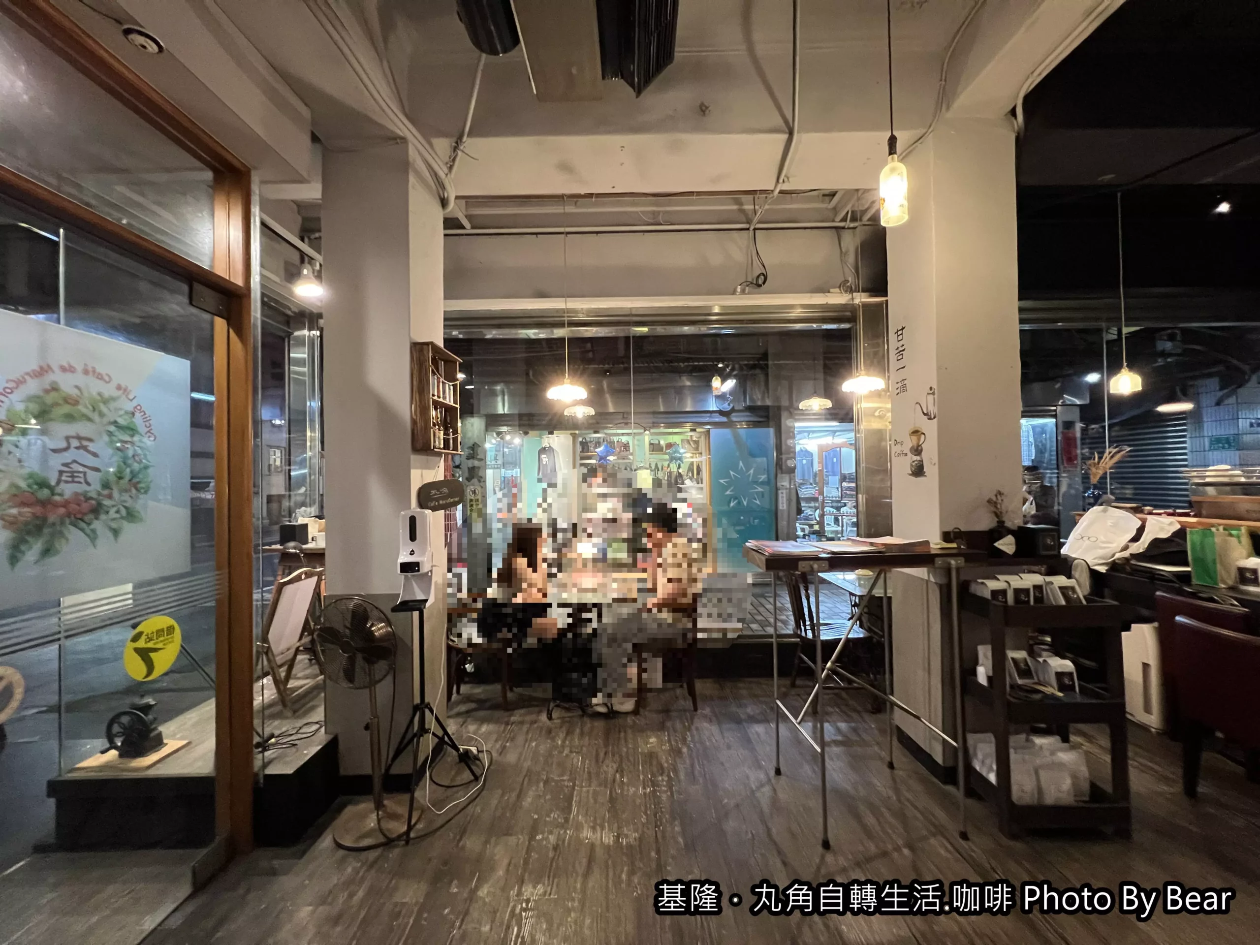 【基隆】「 丸角自轉生活咖啡．委託行商圈裡的日系文青風老宅咖啡館，必點甜不辣香腸三明治」