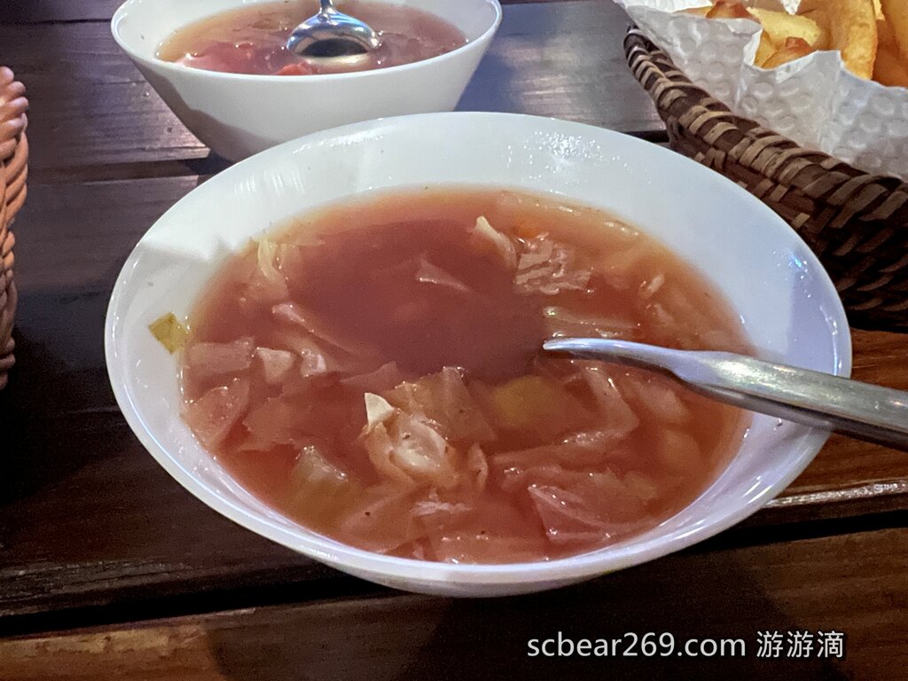 【中壢】「Garden Steak 花園牛排，森林花草系牛排館，夜晚燈光超浪漫（例湯.麵包無限供應/情侶約會/家庭聚餐/環中東路上）」