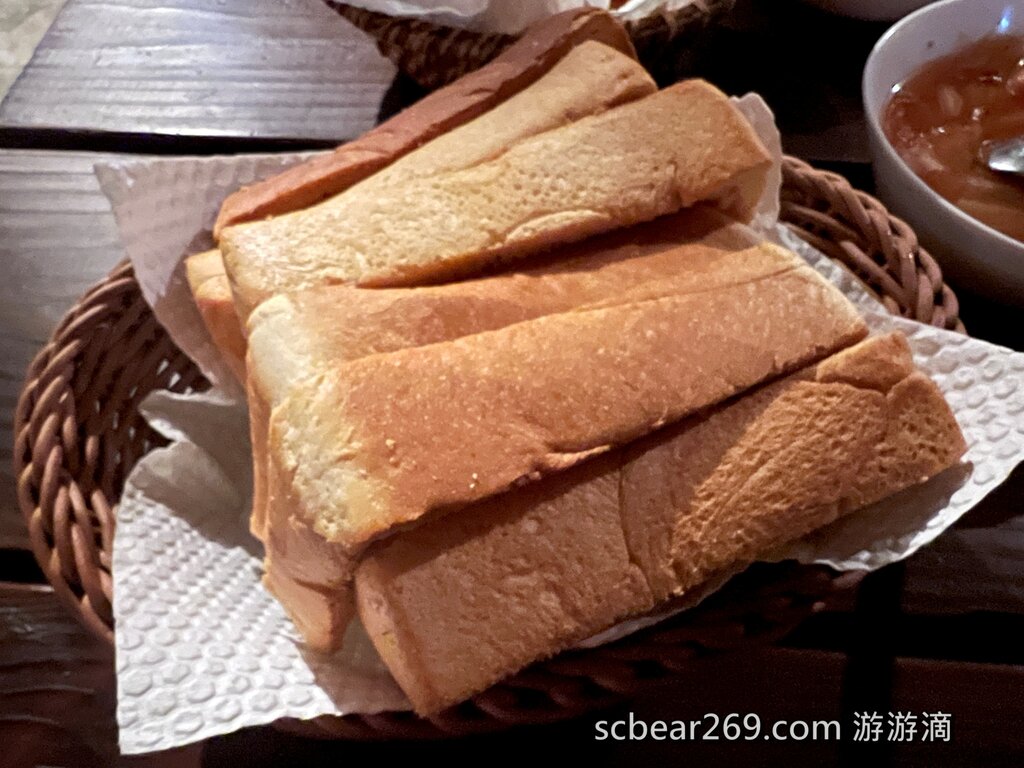 【中壢】「Garden Steak 花園牛排，森林花草系牛排館，夜晚燈光超浪漫（例湯.麵包無限供應/情侶約會/家庭聚餐/環中東路上）」