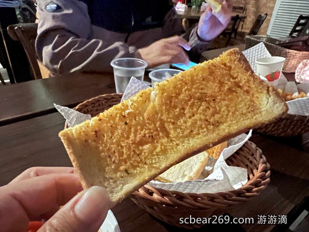 【中壢】「Garden Steak 花園牛排，森林花草系牛排館，夜晚燈光超浪漫（例湯.麵包無限供應/情侶約會/家庭聚餐/環中東路上）」