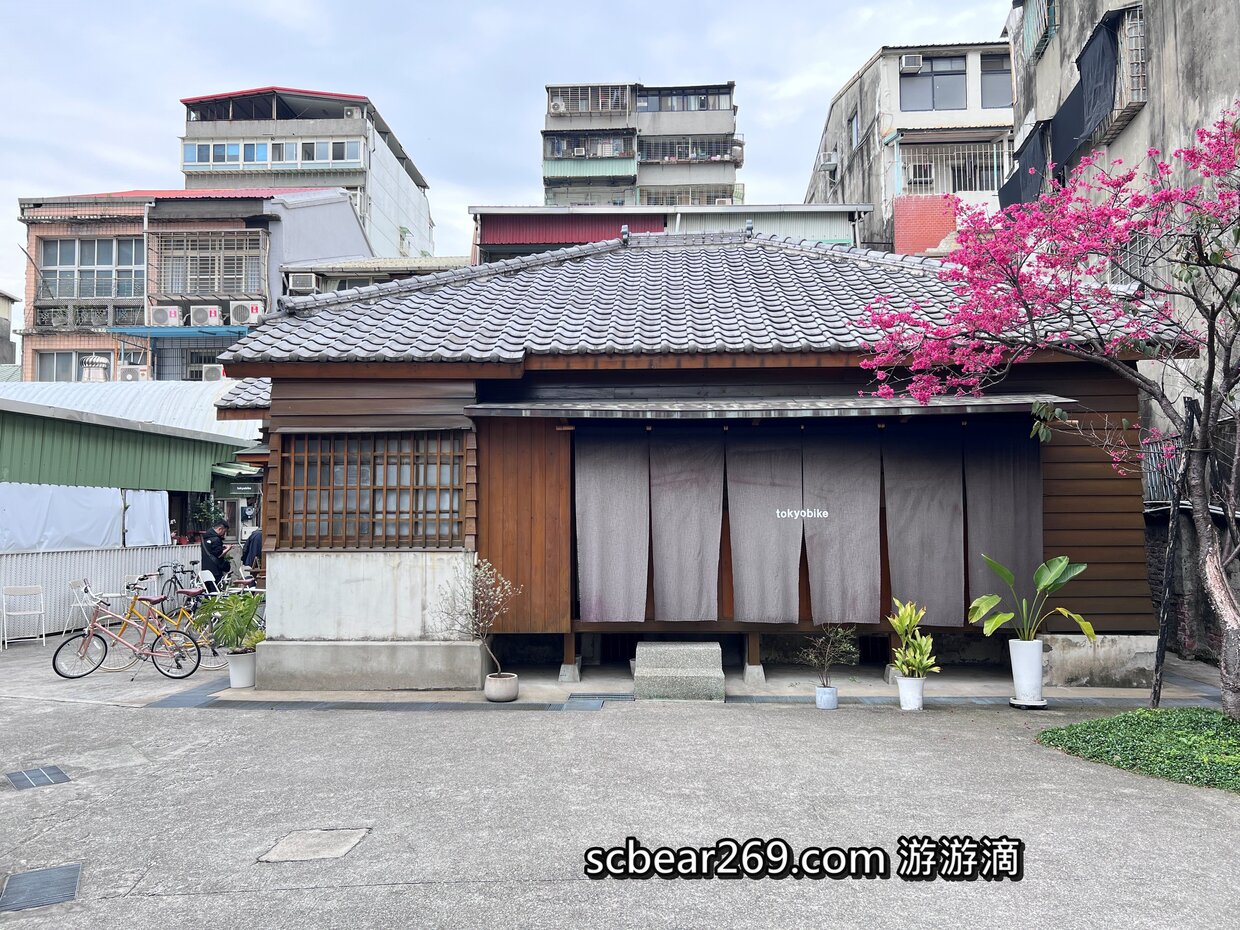 【萬華】「TokyoBike Cafe，隱身萬華新富町文化市場內的日式木屋特色單車咖啡館(早午餐/輕食/甜點/生活選物)」