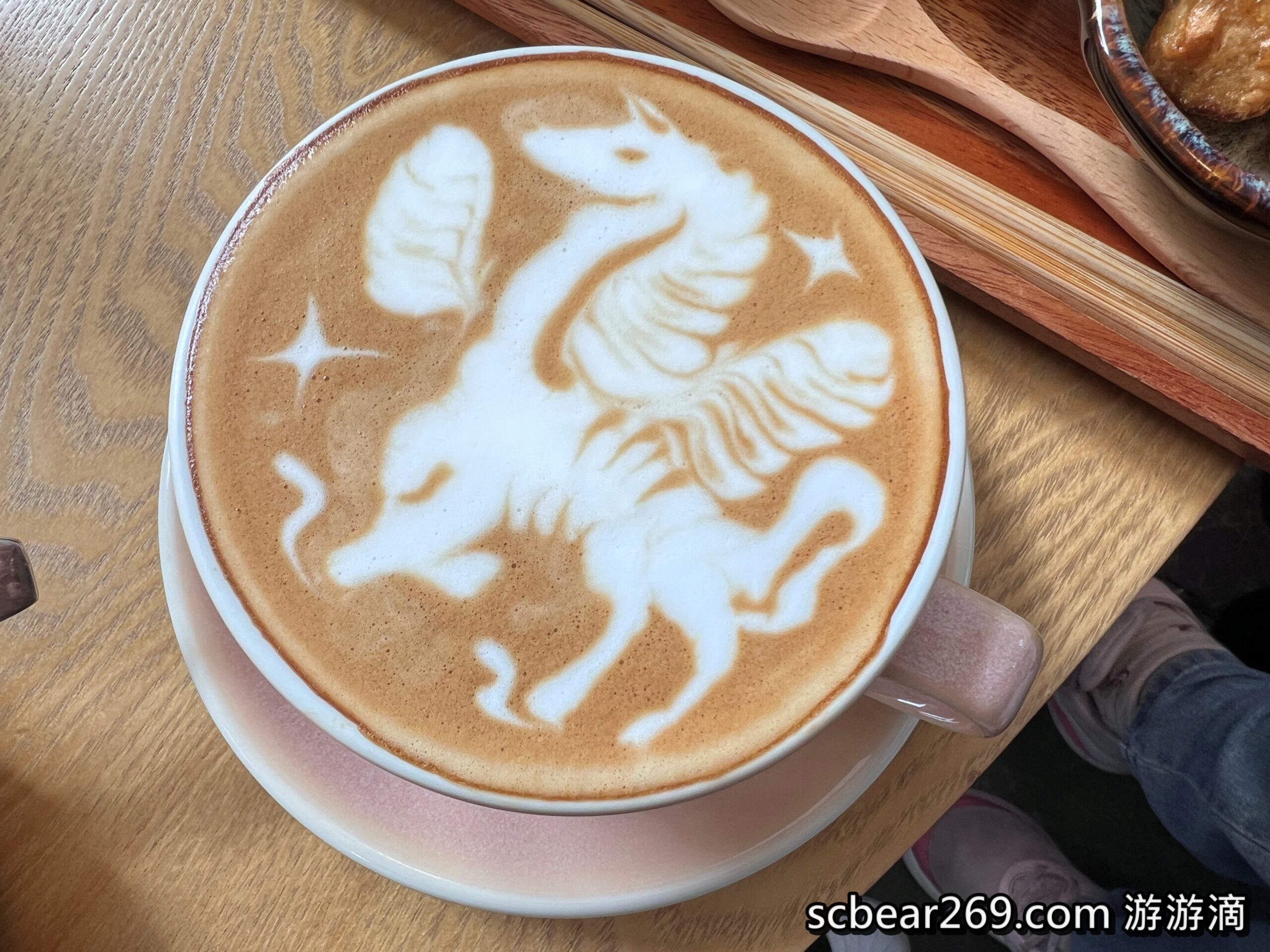 【宜蘭三星】「露露咖啡Lulü Coffee．舊宿舍改建的清新質感風老宅咖啡（手作甜點/鬆餅/炸蝦飯糰/寵物友善/附停車場/可線上.電話訂位) 」