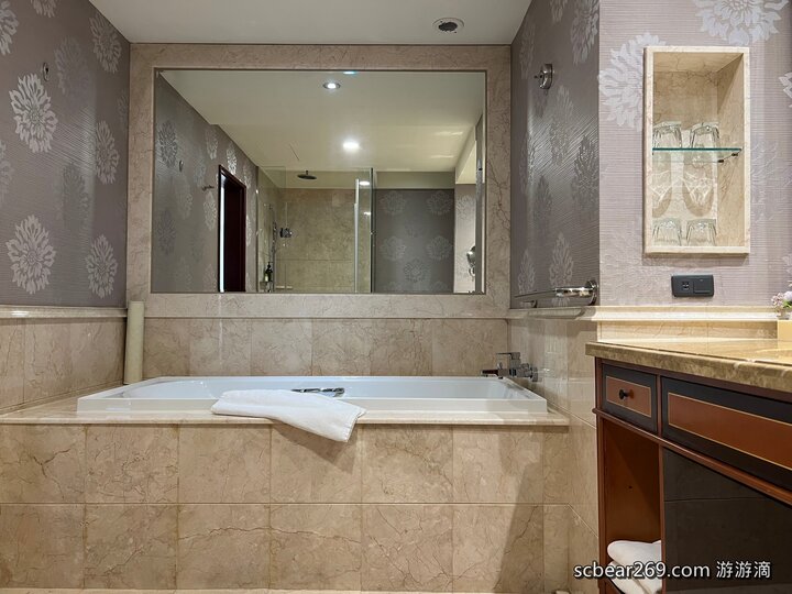 【台北】「漢普頓酒店Hamp Court Palace Taipei．氣派又典雅的歐風維多利亞式建築酒店（經典家庭房/迎賓點心/泡麵宵夜/桌遊租借/近捷運松江南京站）」