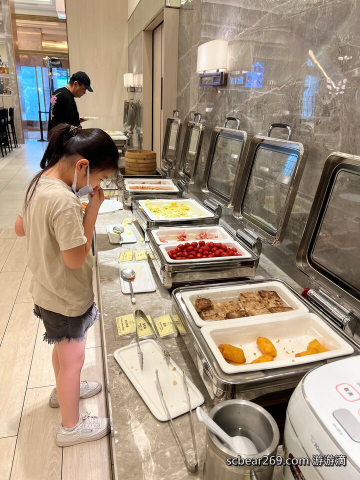 【台北】「漢普頓酒店Hamp Court Palace Taipei．氣派又典雅的歐風維多利亞式建築酒店（經典家庭房/迎賓點心/泡麵宵夜/桌遊租借/近捷運松江南京站）」