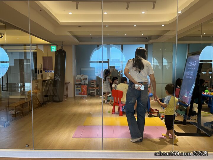 【台北】「漢普頓酒店Hamp Court Palace Taipei．氣派又典雅的歐風維多利亞式建築酒店（經典家庭房/迎賓點心/泡麵宵夜/桌遊租借/近捷運松江南京站）」