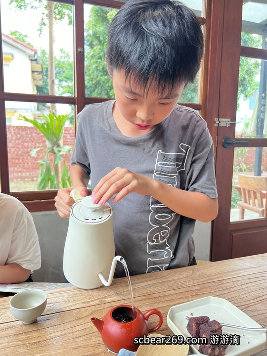 【南投】「丘山茶Hilltea．來中興新村呷茶，省府眷舍改建老宅茶屋咖啡館，還可體驗親手泡茶樂趣（中式茶點/鹹蛋糕/千層蛋糕/手作甜點）」