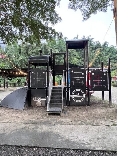 【南投鹿谷】「溪部好呆庄露營車體驗：免裝備懶人露營，入住細節與環境開箱」