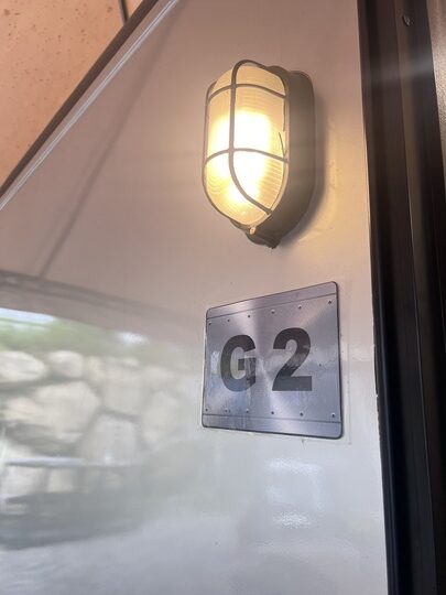 【南投鹿谷】「溪部好呆庄露營車體驗：免裝備懶人露營，入住細節與環境開箱」