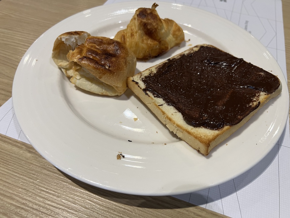 【台南】「康橋慢旅Kindness Day Hotel．府城住宿推薦，文青風設計旅店，宵夜.午茶點心吃到飽，還有免費腳踏車租借和自助洗衣.烘衣房」