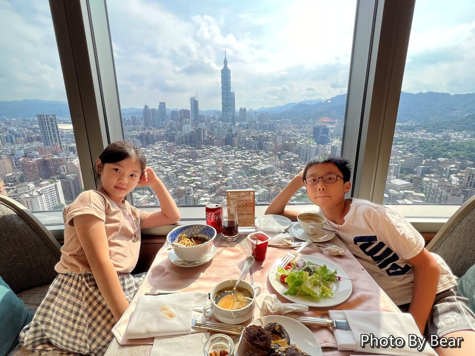 【台北】「遠東香格里拉36F豪華閣，與Taipei 101面對面的景觀餐廳，可享用個人主餐+中西式吃到飽的自助早餐」