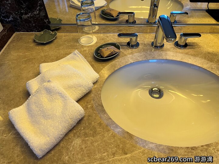 【台北】「遠東香格里拉Shangri-La Taipei ．房內也可看到101的豪華閣超豪華客房篇（中式奢華風/全視界觀景窗/川堂式衣櫃/頂樓溫水游泳池/美拍101夜景）」