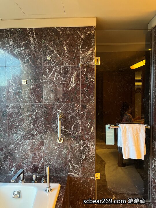 【台北】「遠東香格里拉Shangri-La Taipei ．房內也可看到101的豪華閣超豪華客房篇（中式奢華風/全視界觀景窗/川堂式衣櫃/頂樓溫水游泳池/美拍101夜景）」