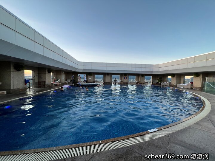 【台北】「遠東香格里拉Shangri-La Taipei ．房內也可看到101的豪華閣超豪華客房篇（中式奢華風/全視界觀景窗/川堂式衣櫃/頂樓溫水游泳池/美拍101夜景）」