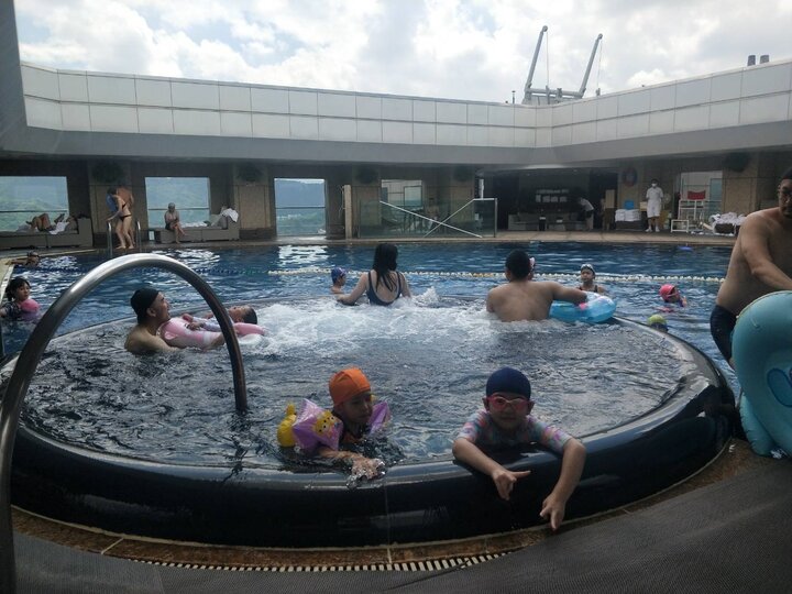 【台北】「遠東香格里拉Shangri-La Taipei ．房內也可看到101的豪華閣超豪華客房篇（中式奢華風/全視界觀景窗/川堂式衣櫃/頂樓溫水游泳池/美拍101夜景）」