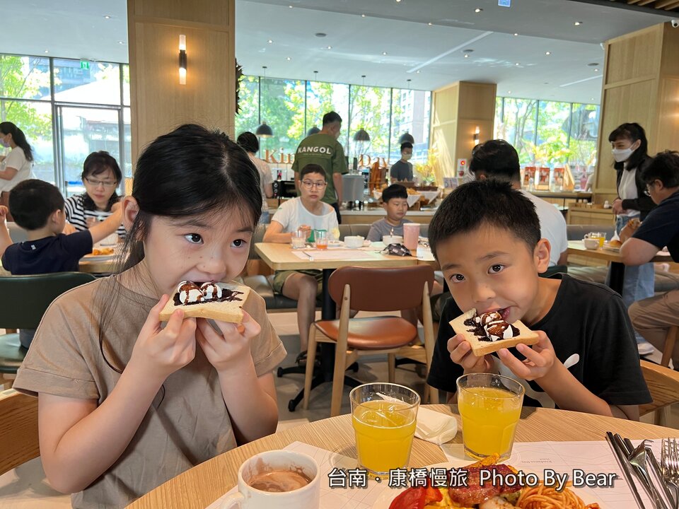 【台南】「康橋慢旅Kindness Day Hotel．府城住宿推薦，文青風設計旅店，宵夜.午茶點心吃到飽，還有免費腳踏車租借和自助洗衣.烘衣房」