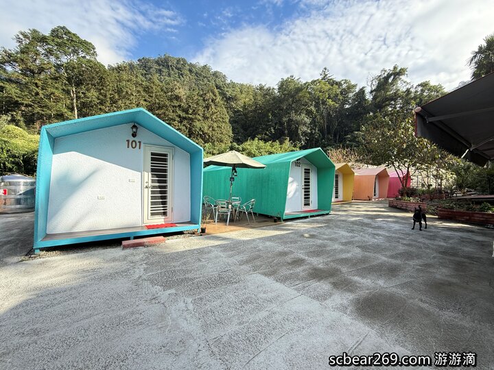 【日月潭住宿】「巴洛爸洛的家BaluoBaluo休閒農場．藏身山林裡的色彩繽紛獨棟小屋，還有熱情小管家和美味手作早餐(雙人房.四人房/代售票券/腳踏車租借/螢火蟲導覽/近伊達邵老街）」