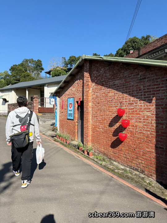 【苗栗獅潭】「後角咖啡 手作甜點．假日限定營業，隱身老街教堂旁的繽紛小屋咖啡館（仙草古早味蛋糕/披薩/焦糖布丁）」