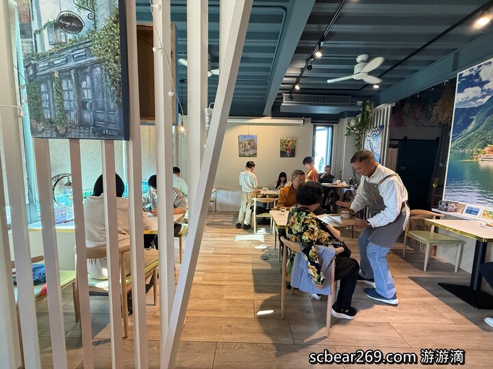 【苗栗獅潭】「後角咖啡 手作甜點．假日限定營業，隱身老街教堂旁的繽紛小屋咖啡館（仙草古早味蛋糕/披薩/焦糖布丁）」