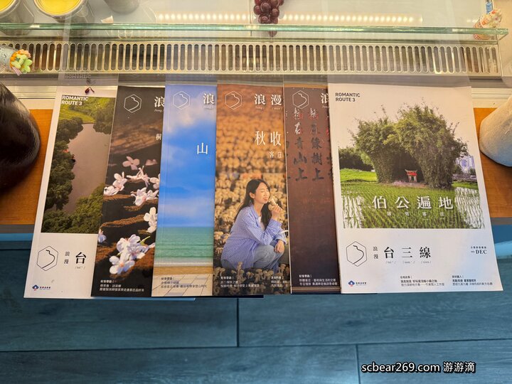 【苗栗獅潭】「後角咖啡 手作甜點．假日限定營業，隱身老街教堂旁的繽紛小屋咖啡館（仙草古早味蛋糕/披薩/焦糖布丁）」