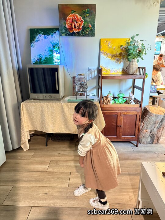【苗栗獅潭】「後角咖啡 手作甜點．假日限定營業，隱身老街教堂旁的繽紛小屋咖啡館（仙草古早味蛋糕/披薩/焦糖布丁）」