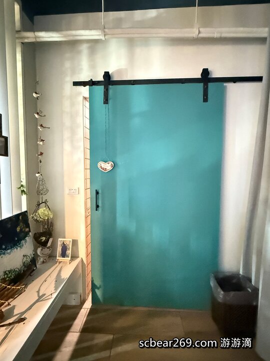 【苗栗獅潭】「後角咖啡 手作甜點．假日限定營業，隱身老街教堂旁的繽紛小屋咖啡館（仙草古早味蛋糕/披薩/焦糖布丁）」