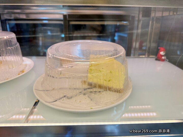 【苗栗獅潭】「後角咖啡 手作甜點．假日限定營業，隱身老街教堂旁的繽紛小屋咖啡館（仙草古早味蛋糕/披薩/焦糖布丁）」