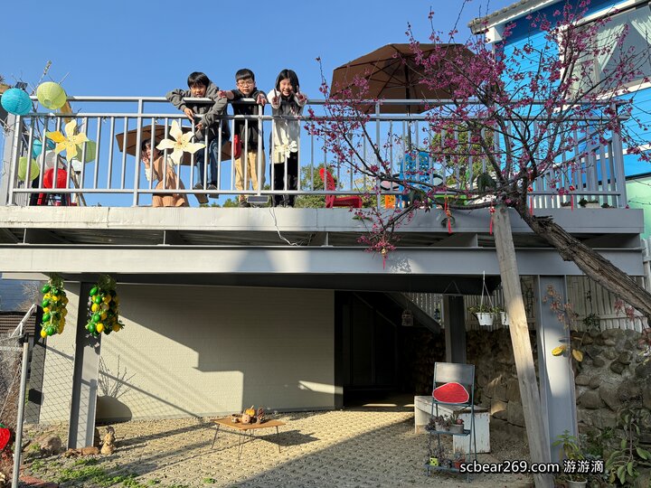 【苗栗獅潭】「後角咖啡 手作甜點．假日限定營業，隱身老街教堂旁的繽紛小屋咖啡館（仙草古早味蛋糕/披薩/焦糖布丁）」