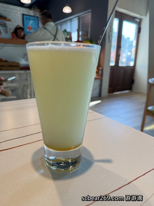 【苗栗獅潭】「後角咖啡 手作甜點．假日限定營業，隱身老街教堂旁的繽紛小屋咖啡館（仙草古早味蛋糕/披薩/焦糖布丁）」