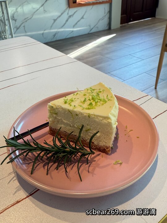 【苗栗獅潭】「後角咖啡 手作甜點．假日限定營業，隱身老街教堂旁的繽紛小屋咖啡館（仙草古早味蛋糕/披薩/焦糖布丁）」