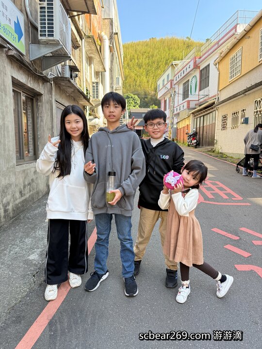【苗栗獅潭】「後角咖啡 手作甜點．假日限定營業，隱身老街教堂旁的繽紛小屋咖啡館（仙草古早味蛋糕/披薩/焦糖布丁）」