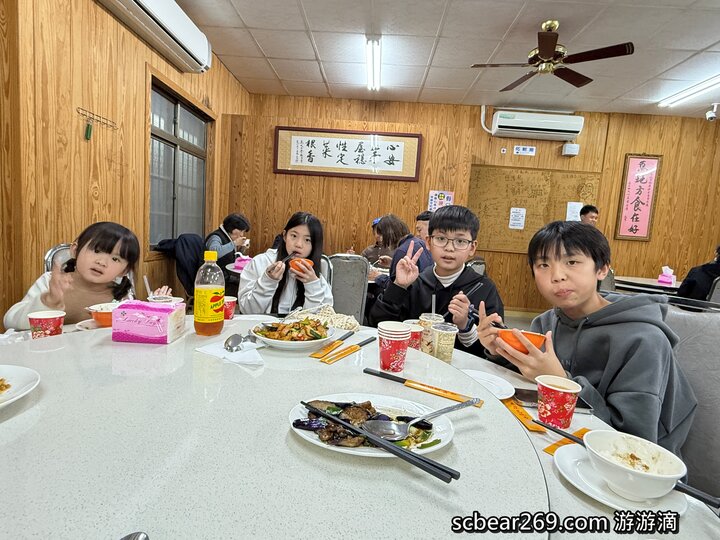 【苗栗獅潭】「後角咖啡 手作甜點．假日限定營業，隱身老街教堂旁的繽紛小屋咖啡館（仙草古早味蛋糕/披薩/焦糖布丁）」