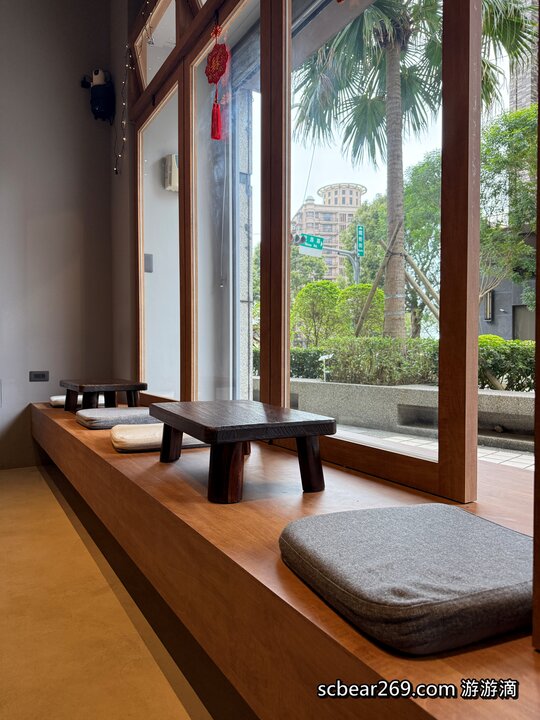【林口】「Grato coffee，日系質感風格咖啡館，窗邊臥榻座位超吸睛 （手作甜點/麵包輕食/調味咖啡/平日不限時/好停車）」