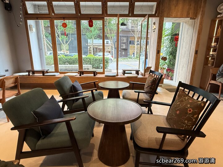 【林口】「Grato coffee，日系質感風格咖啡館，窗邊臥榻座位超吸睛 （手作甜點/麵包輕食/調味咖啡/平日不限時/好停車）」