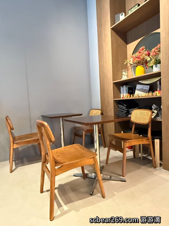 【林口】「Grato coffee，日系質感風格咖啡館，窗邊臥榻座位超吸睛 （手作甜點/麵包輕食/調味咖啡/平日不限時/好停車）」
