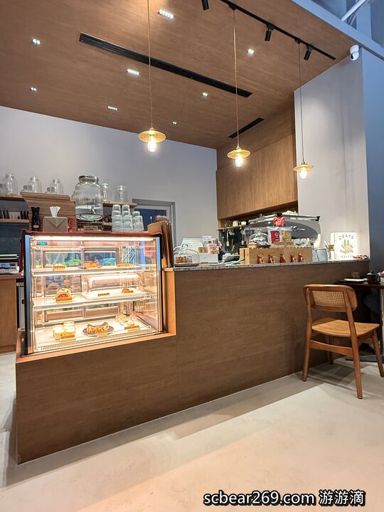 【林口】「Grato coffee，日系質感風格咖啡館，窗邊臥榻座位超吸睛 （手作甜點/麵包輕食/調味咖啡/平日不限時/好停車）」