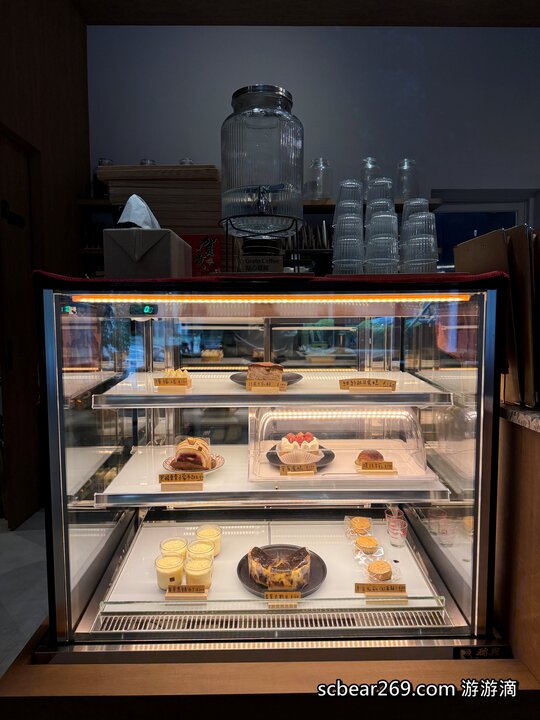 【林口】「Grato coffee，日系質感風格咖啡館，窗邊臥榻座位超吸睛 （手作甜點/麵包輕食/調味咖啡/平日不限時/好停車）」
