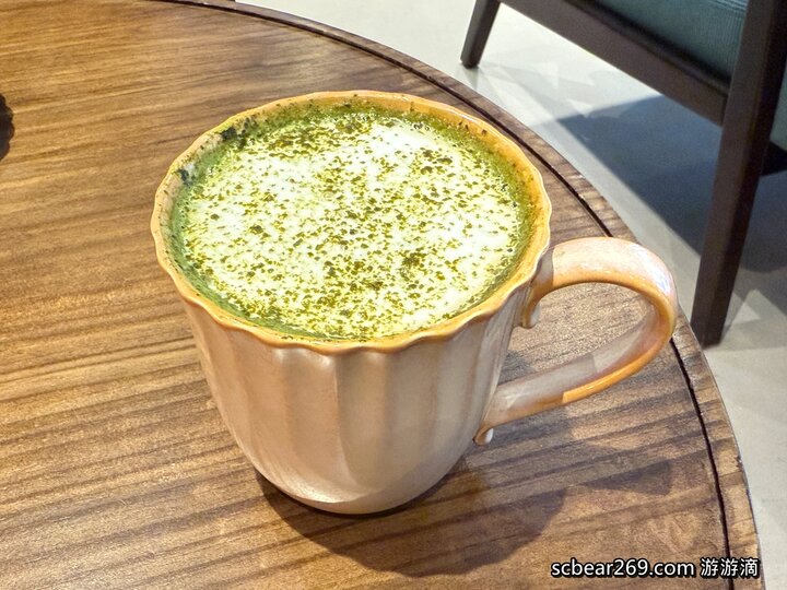 【林口】「Grato coffee，日系質感風格咖啡館，窗邊臥榻座位超吸睛 （手作甜點/麵包輕食/調味咖啡/平日不限時/好停車）」