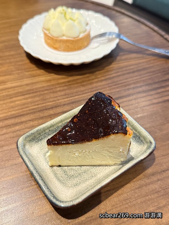 【林口】「Grato coffee，日系質感風格咖啡館，窗邊臥榻座位超吸睛 （手作甜點/麵包輕食/調味咖啡/平日不限時/好停車）」