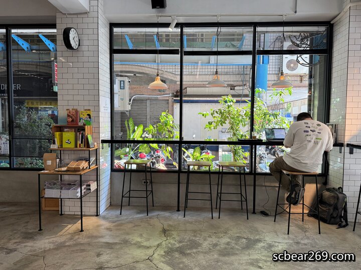 【台中】「Fleet Street艦隊街咖啡．結合獨立書店的不限時質感風咖啡館（早餐限定優惠/甜點/吐司/可內用3H/近火車站.宮原眼科）」