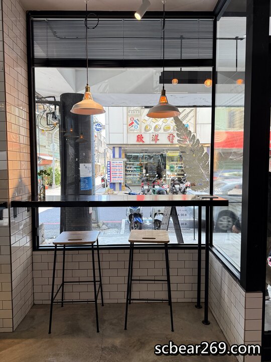 【台中】「Fleet Street艦隊街咖啡．結合獨立書店的不限時質感風咖啡館（早餐限定優惠/甜點/吐司/可內用3H/近火車站.宮原眼科）」