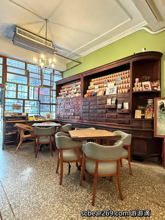 【台北】「窩窩咖啡Wooo Coffee．結合咖啡小酒館與藝文空間的老宅咖啡館（港式料理/黯然銷魂飯/老藥櫃/展覽.場地租借/近迪化街）」