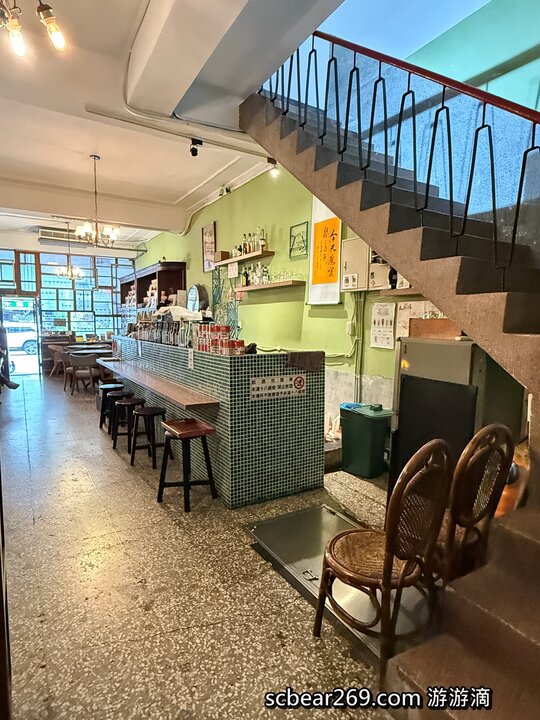 【台北】「窩窩咖啡Wooo Coffee．結合咖啡小酒館與藝文空間的老宅咖啡館（港式料理/黯然銷魂飯/老藥櫃/展覽.場地租借/近迪化街）」