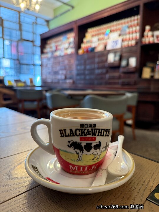 【台北】「窩窩咖啡Wooo Coffee．結合咖啡小酒館與藝文空間的老宅咖啡館（港式料理/黯然銷魂飯/老藥櫃/展覽.場地租借/近迪化街）」