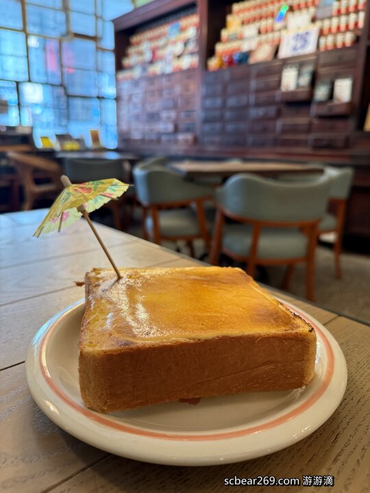 【台北】「窩窩咖啡Wooo Coffee．結合咖啡小酒館與藝文空間的老宅咖啡館（港式料理/黯然銷魂飯/老藥櫃/展覽.場地租借/近迪化街）」