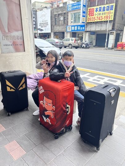 【首爾自由行】「二打四，媽媽帶孩子一起辦年貨之超精實之旅．Day 1 搭機篇」