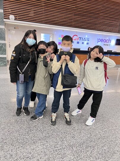 【首爾自由行】「二打四，媽媽帶孩子一起辦年貨之超精實之旅．Day 1 搭機篇」