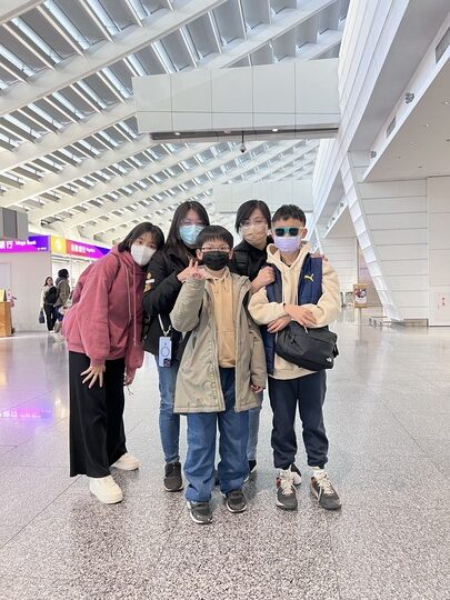 【首爾自由行】「二打四，媽媽帶孩子一起辦年貨之超精實之旅．Day 1 搭機篇」