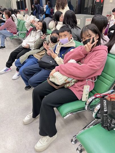 【首爾自由行】「二打四，媽媽帶孩子一起辦年貨之超精實之旅．Day 1 搭機篇」
