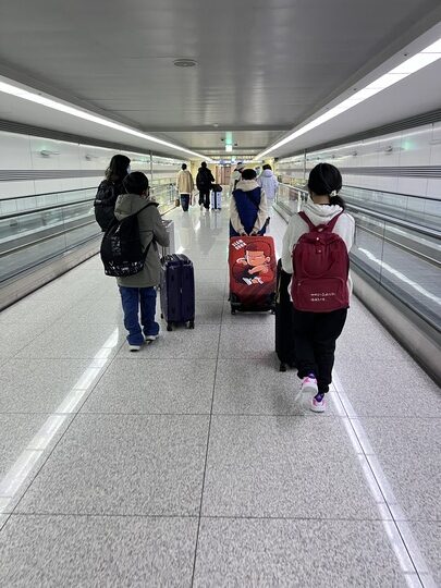 【首爾自由行】「二打四，媽媽帶孩子一起辦年貨之超精實之旅．Day 1 搭機篇」